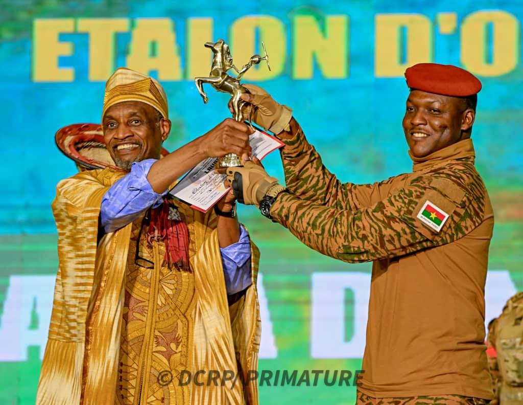 Le Capitaine Ibrahim Traoré remet le trophée de l'Étalon d'or au lauréat de l'édition 2025